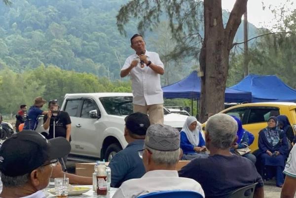 Ahmad Shabery speaking at the Atas Tong Tour organised by Kemasik state assembly Umno Liaison in Kemaman, Terengganu.