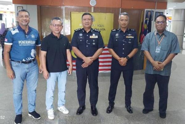 Razali (second from left) made a police report against Anwar, Ahmad Zahid regarding  allegations against Muhyiddin.-FILEPIC